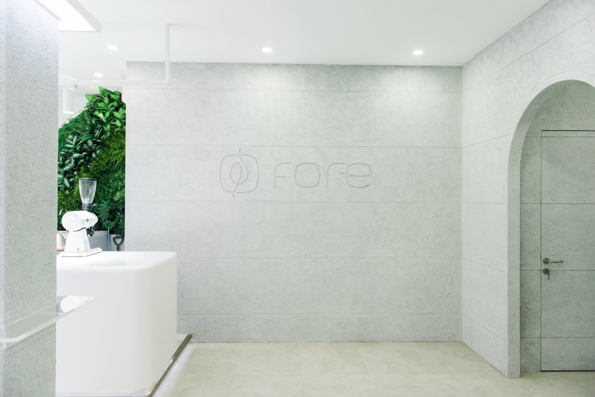 雅加达 FORE COFFEE 旗舰店 | 垂直花园、露营纹理、人工草皮的创意组合-9