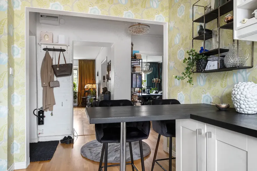 色彩斑斓的瑞典 77m2 公寓 | 极简与丰富的完美结合-11