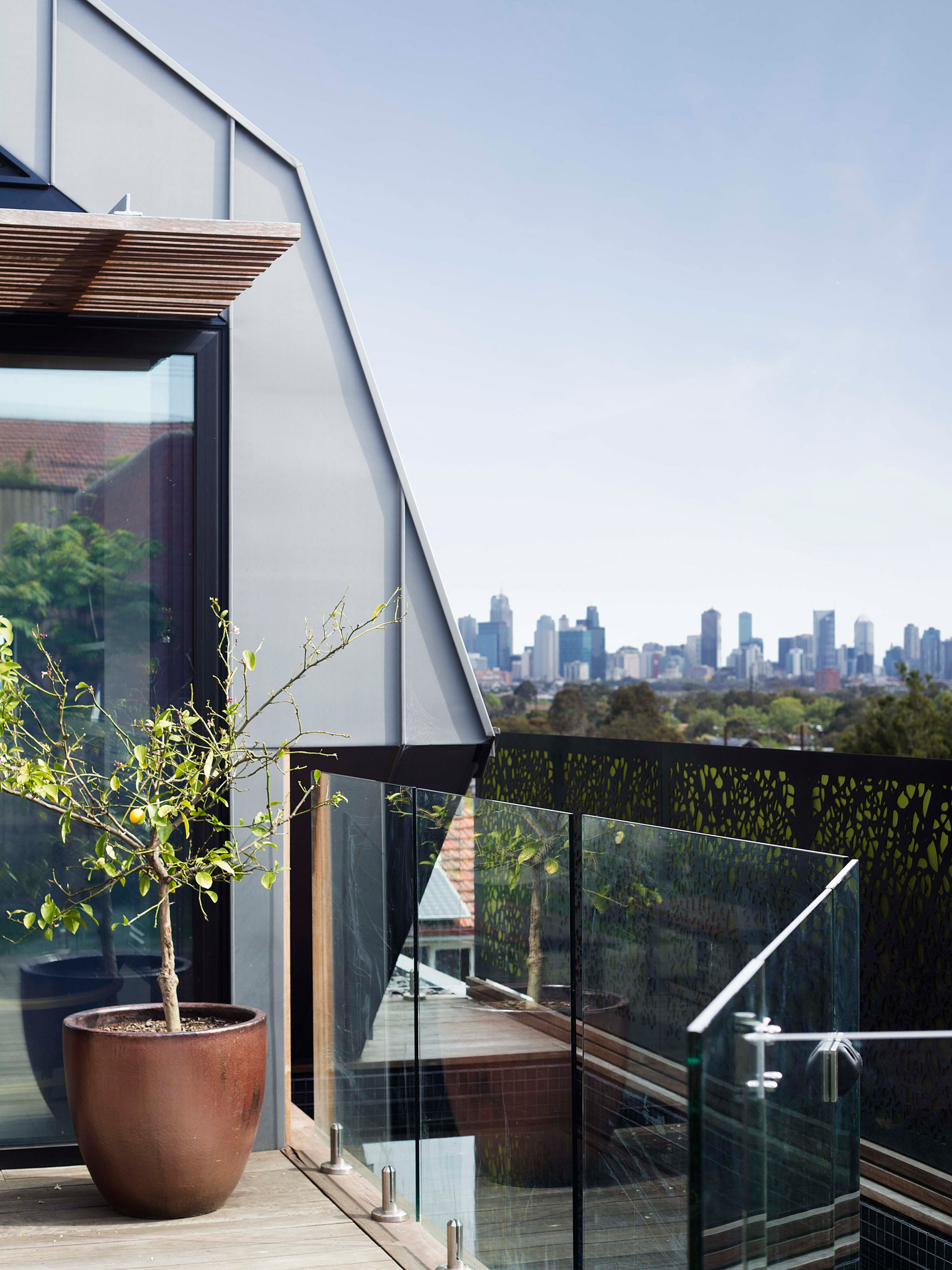 墨尔本线性庭院住宅 | “起伏锌板屋顶”营造自然美景-6