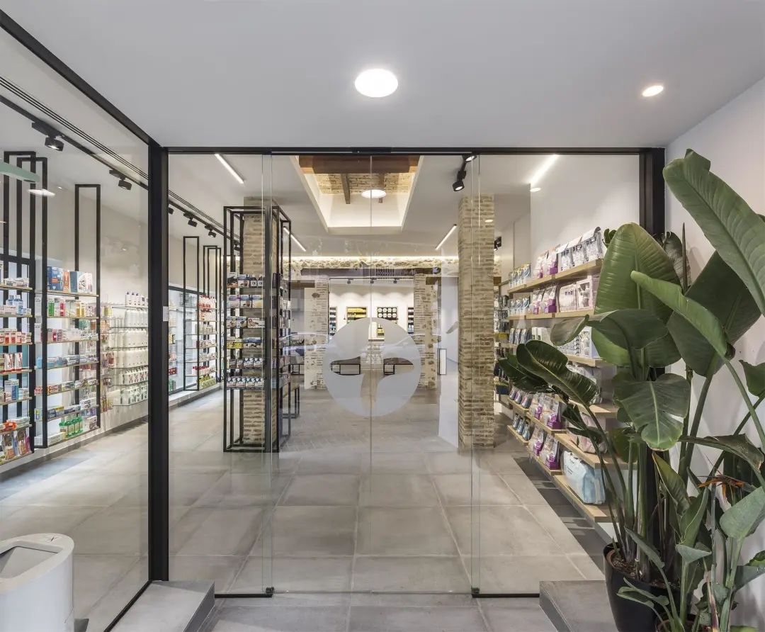 老建筑内的现代药店设计-18
