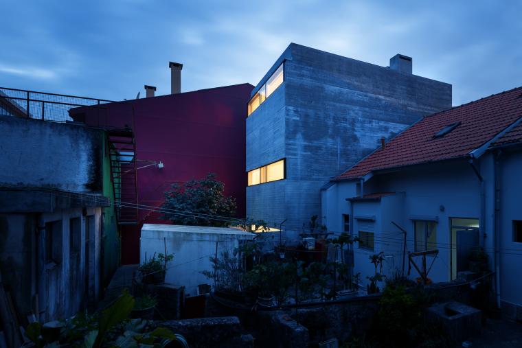 葡萄牙马拉夸街混凝土住宅丨Base arquitetura-20