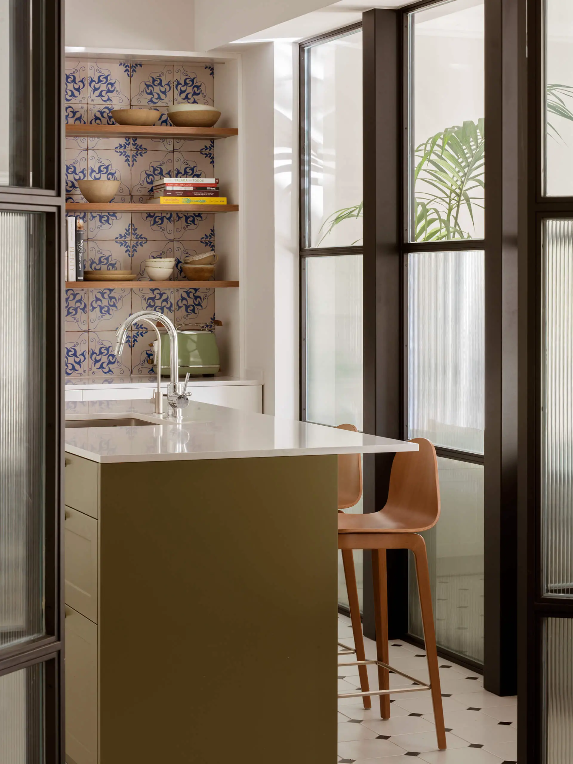 巴塞罗那 200m2 公寓现代改造，The Room Studio 的绿色魅力-10