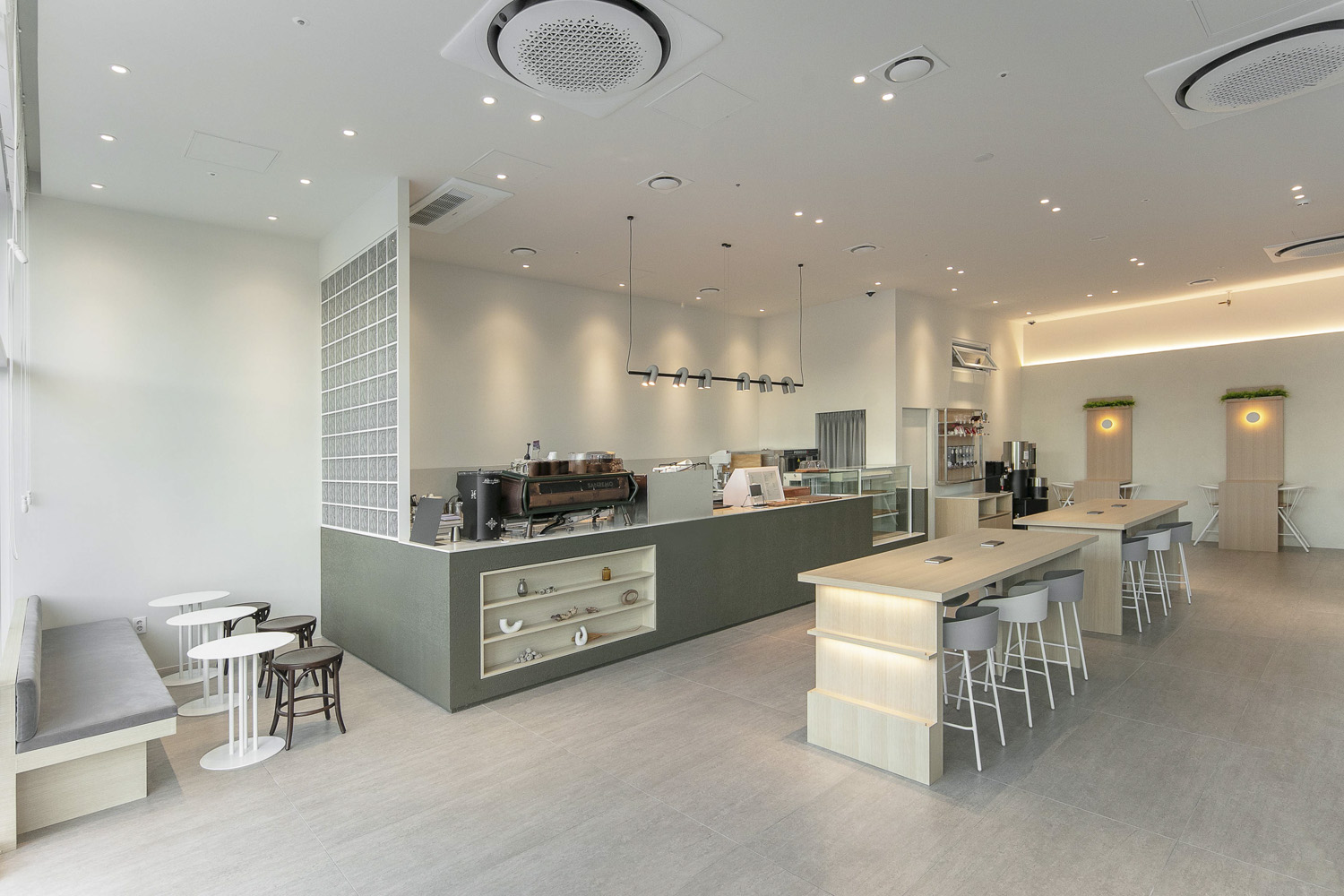 现代时尚，30 平咖啡厅的精致内饰-3