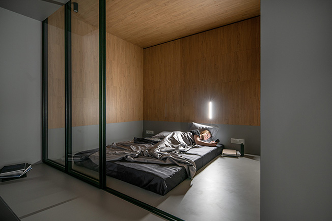 基辅市中心的一个小公寓，在开放空间内建造了一个立方体  U Concept-1