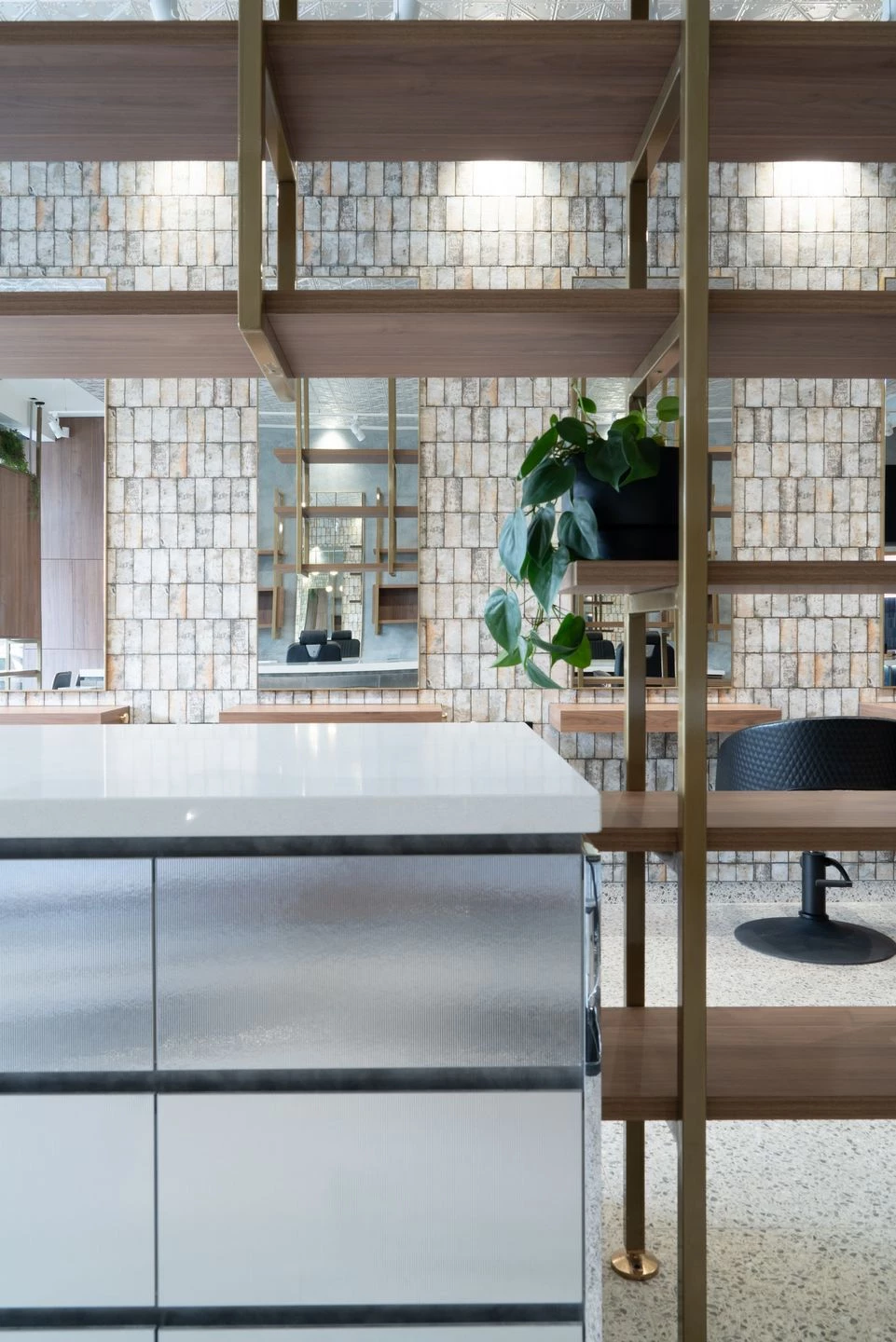 轮廓分明发型沙龙-40