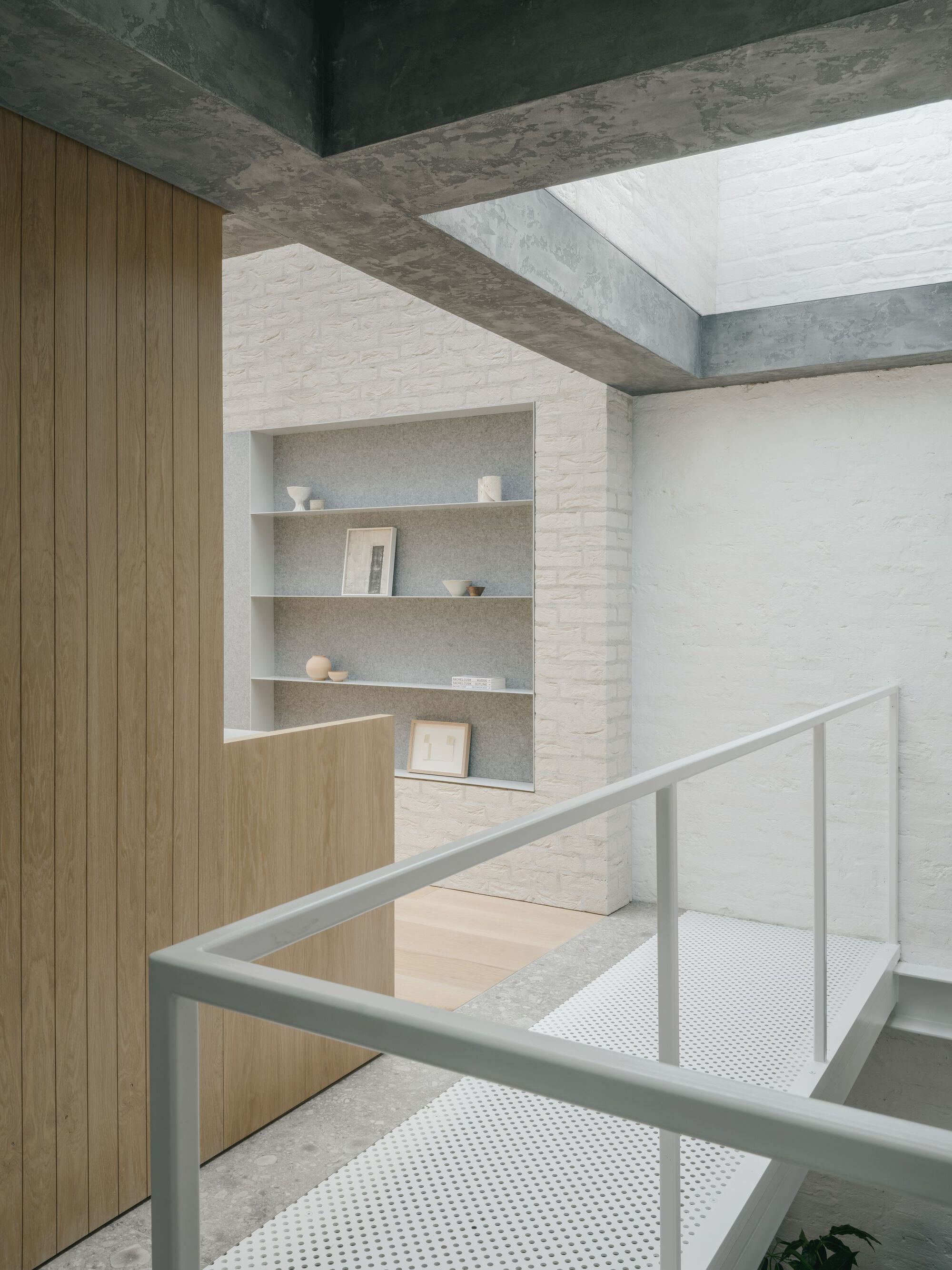 光隙间洒下光影的家庭住宅（注：komorebi是日语外来词，指从树叶缝隙间洒下的阳光） 丨英国伦敦丨ConForm Architects-47