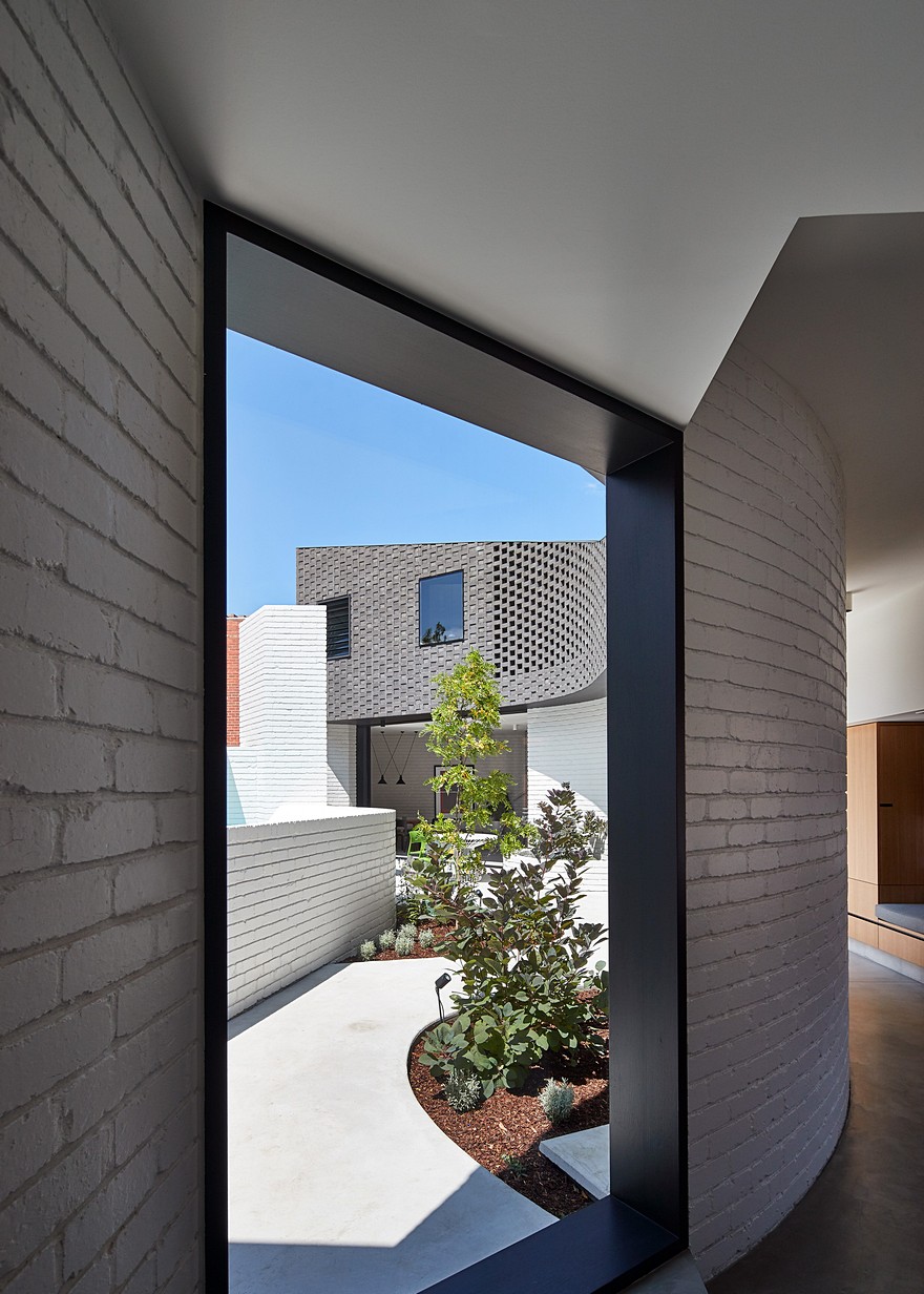 Perimeter House / MAKE Architecture-17