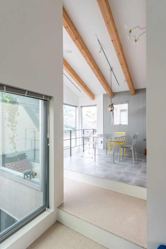 土地の記憶を継承しつつ街とつながる街と家族がほどよい距離感でつながって暮らす | Architecture | 100%LiFE-3