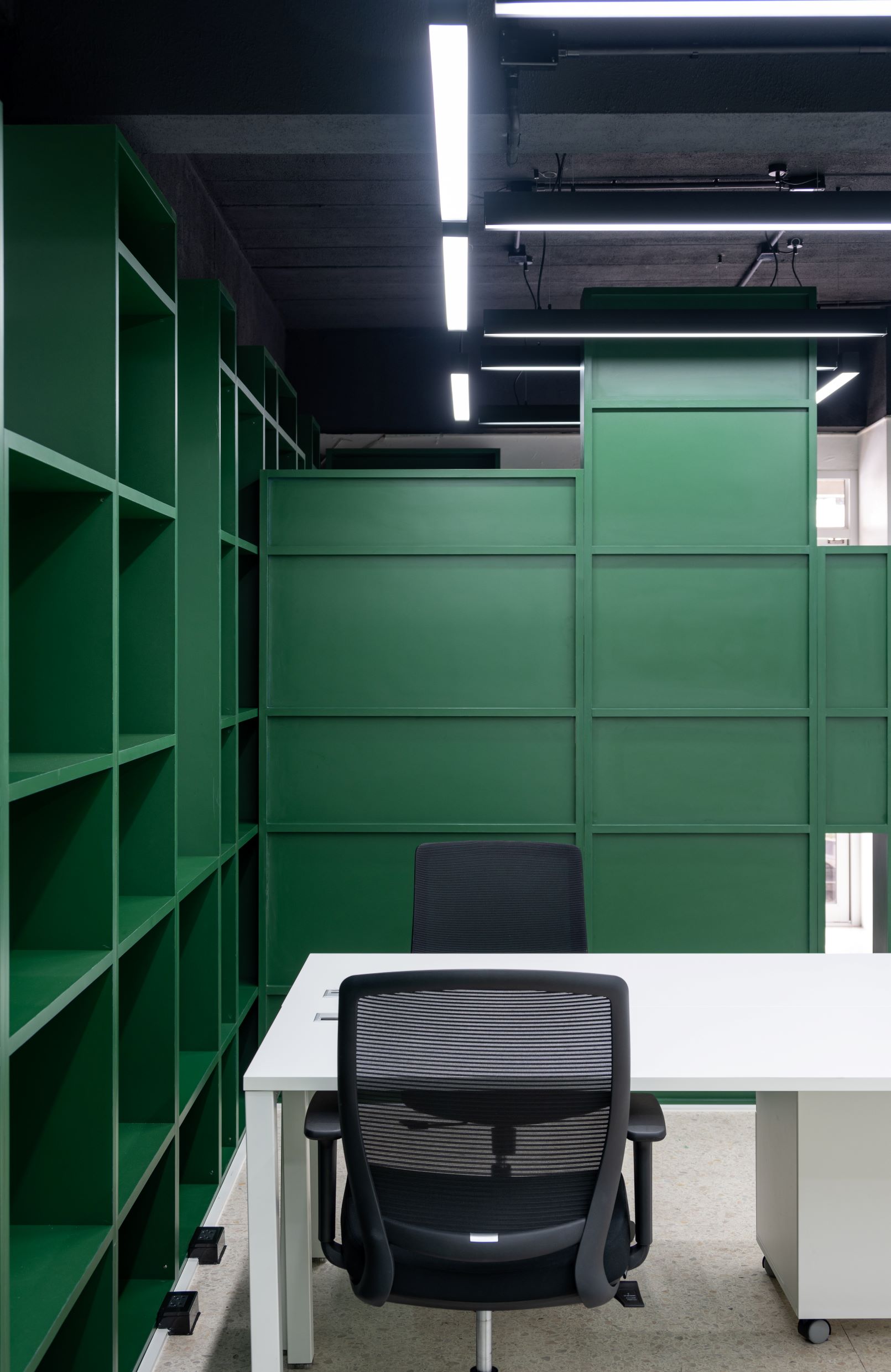 曼谷小型审计办公室的绿色木柜创意设计丨泰国曼谷-30