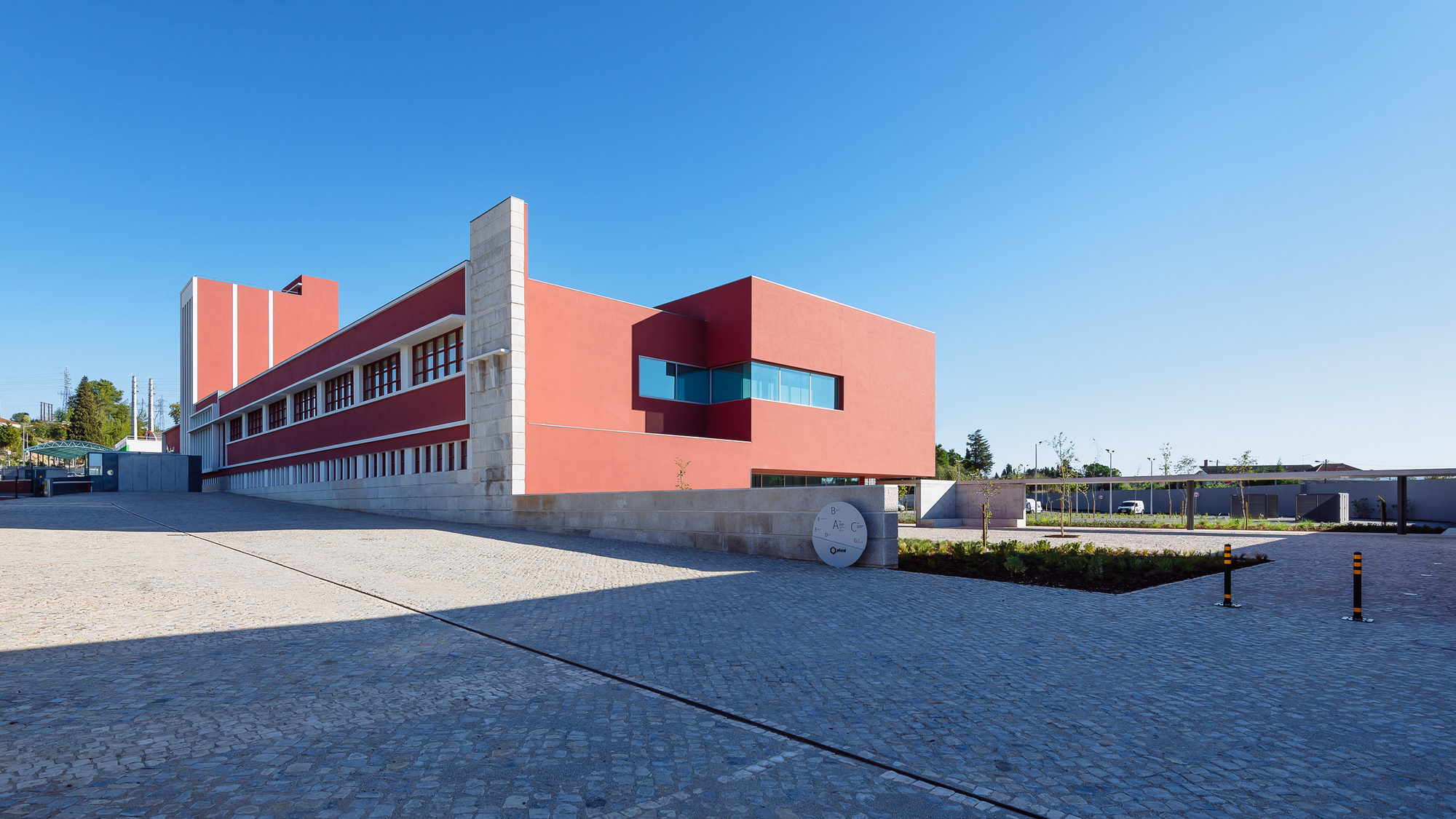 葡萄牙 Plural 药店总部物流中心,古今交融的办公建筑-26