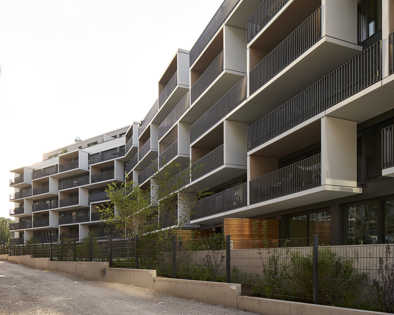 五月生活 + 五月办公 – 克雷辛斯（注：若KRESINGS有特定背景含义，此音译可能不准确） 丨德国斯图加特-15