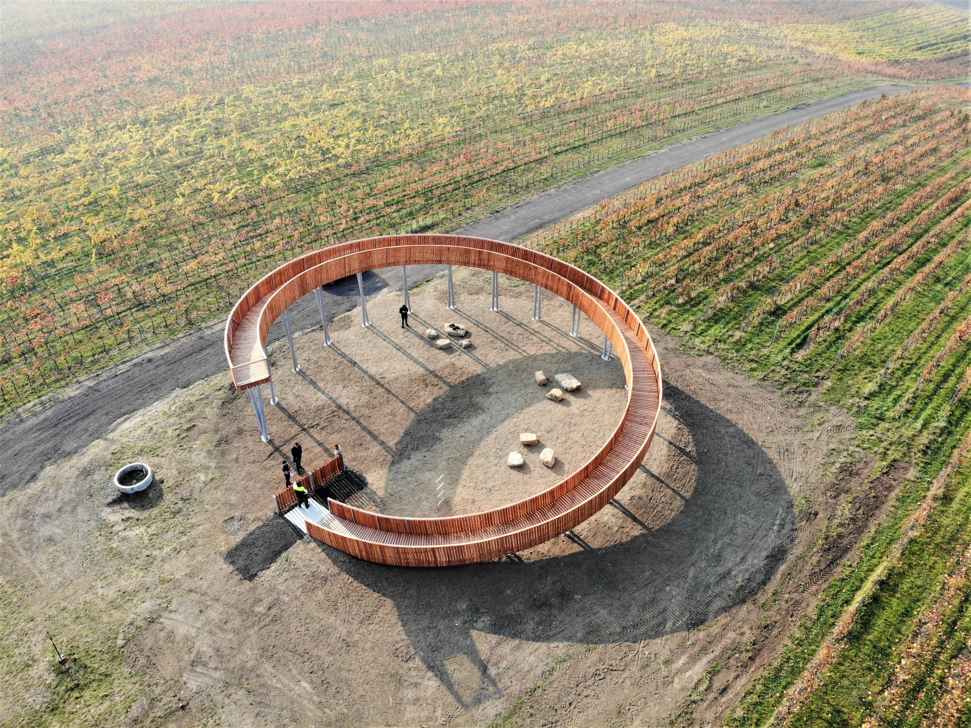 漫步葡萄园之上的圆形观景台(The Walk Above the Vineyards)-13