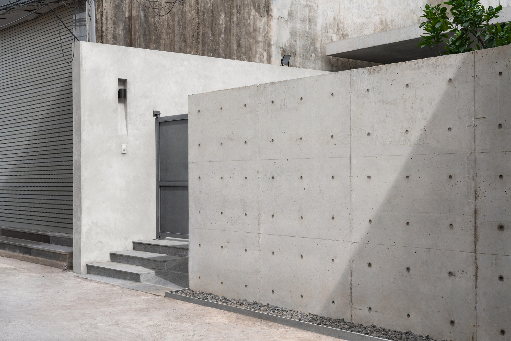 河内小型家庭住宅设计 | 双庭院通风,室内外融合-13