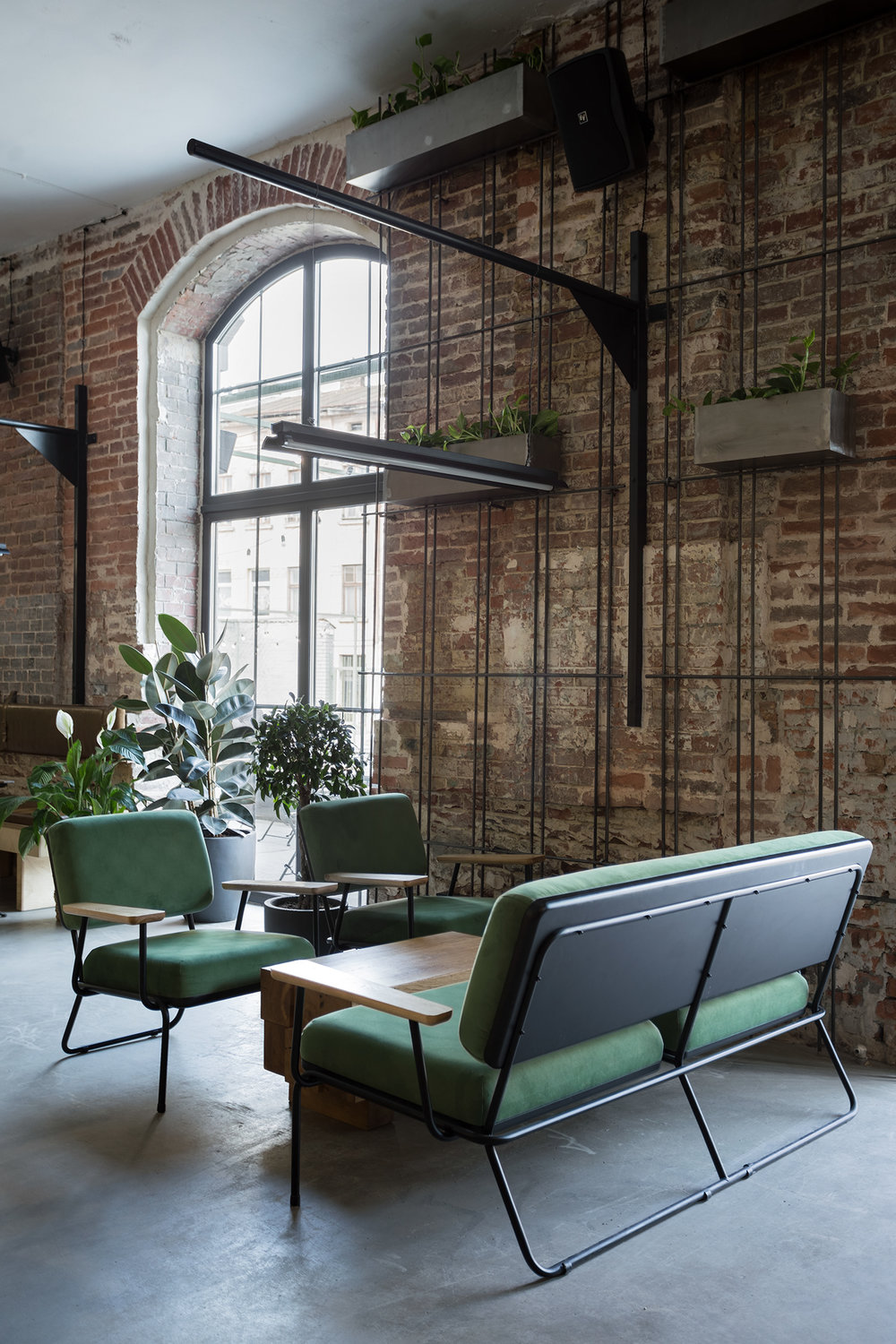 乌克兰利沃夫工业风酒吧设计-9