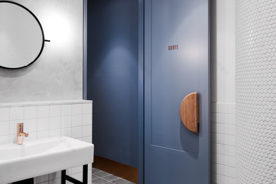 金色的;金黄色的;金的;金制的-46