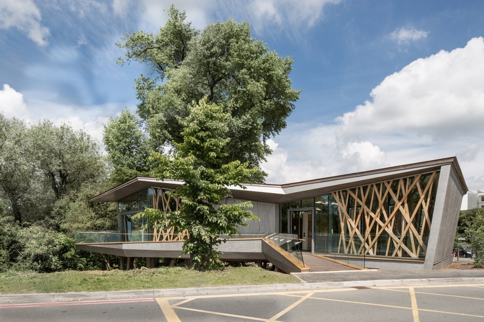 牛津 Maggie’s 中心 | 温馨木构树屋，拥抱自然与生命-5