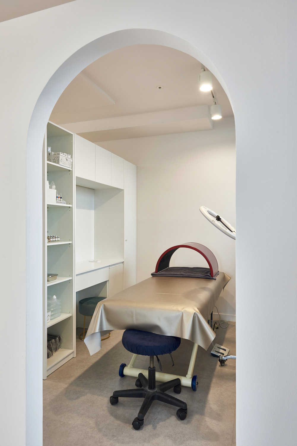 在输出标题时，可以参考以下几点 | 首先，尽量使用简洁明了的语言，直接反映案例的主题和设计特点；其次，可以尝试用一些生动有趣的词汇或短语，增加标题的吸引力；最后，如果案例中有知名的设计师或项目地点，也可以将其纳入标题中-13