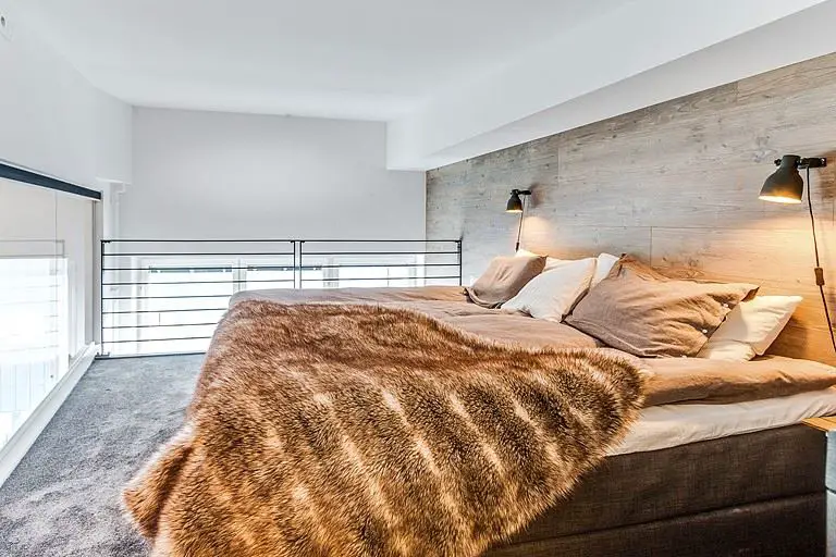 开放式蓝调 loft，现代时尚玻璃阁楼设计-11