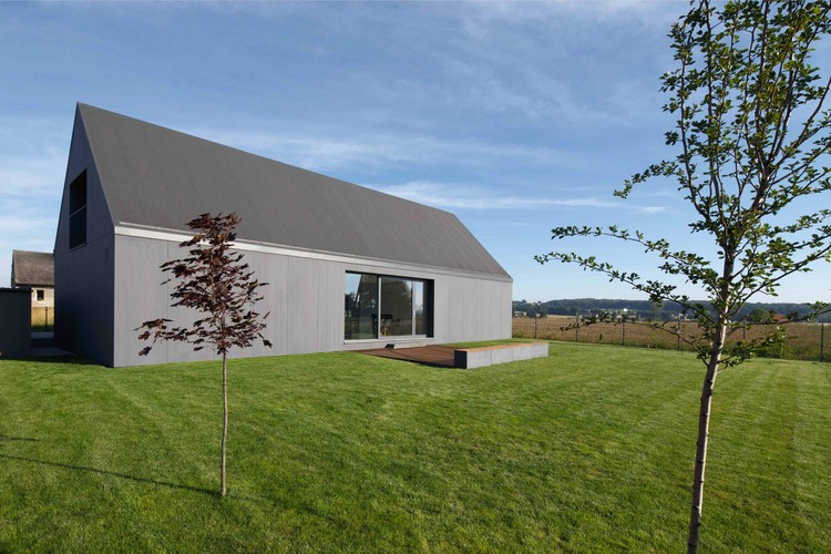 波兰提西郊区的现代农庄风格住宅-2