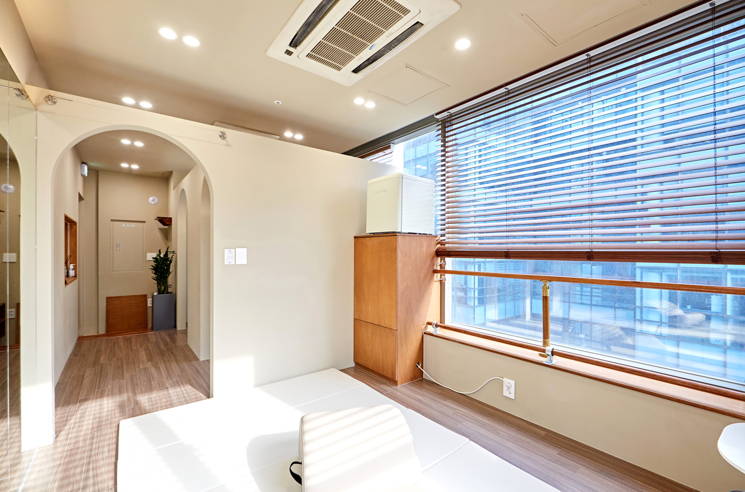 白色与木质的和谐共处，打造舒适 6 星级运动中心-6