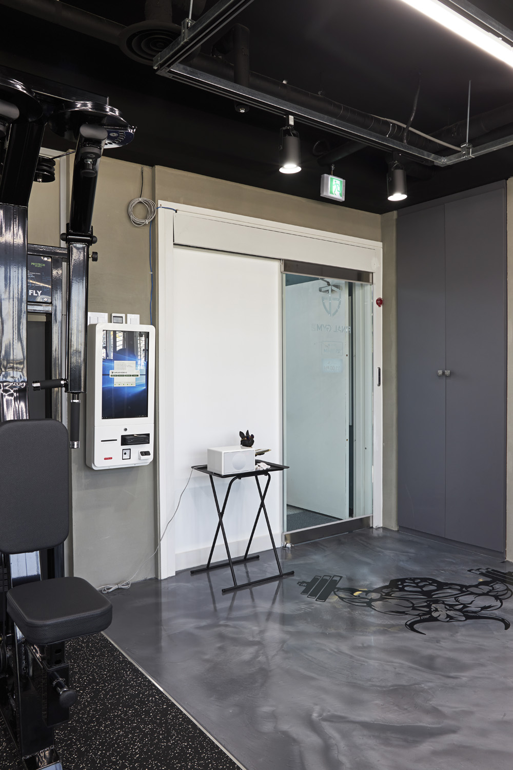 22 平米小空间，黑框照明打造极简艺术公寓-9