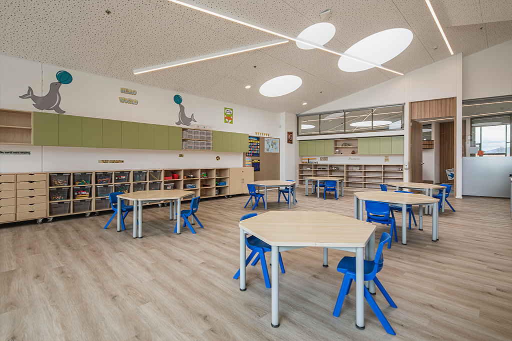 哥伦比亚英裔学前教育机构

注：由于没有足够背景信息，PREESCOLAR一般指学前教育相关，ANGLO常表示英裔、与英语国家相关，COLOMBIANO是哥伦比亚的意思，这样翻译相对能体现整体含义，但可能需结合具体场景进一步精准化 丨Colombia-26