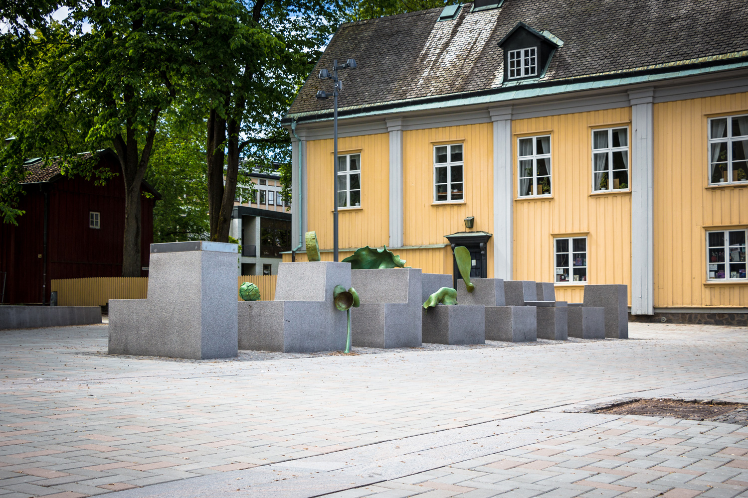 瑞典卡尔斯塔德市阿尔门广场 | 绿色公共空间的艺术化诠释-10