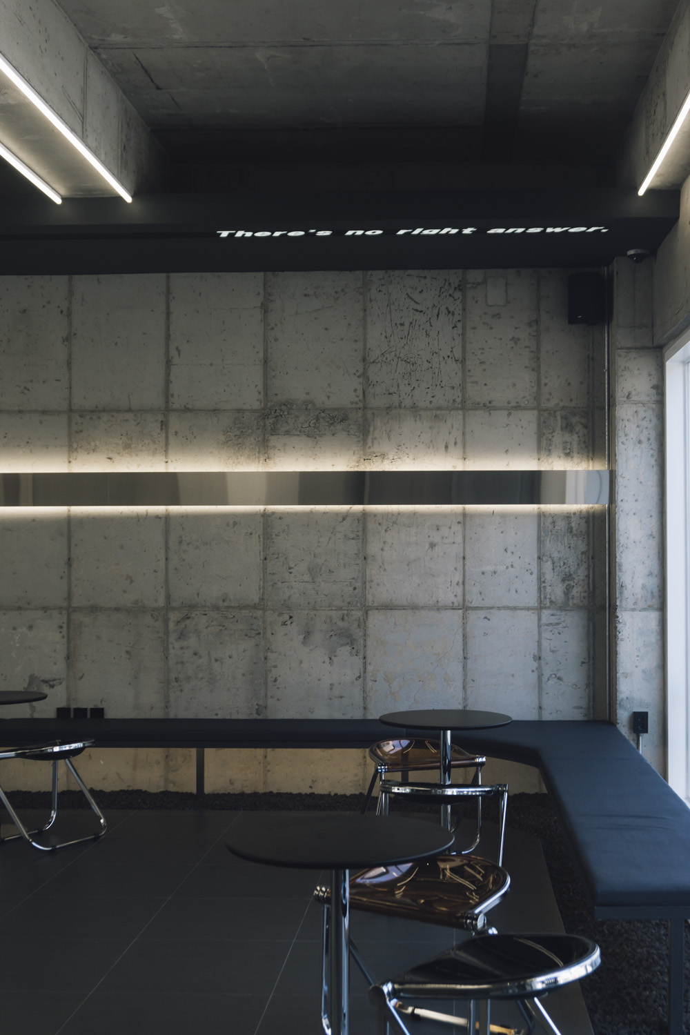 "韩国室内设计师打造 34 平极简咖啡厅，工业风设计成亮点"-16