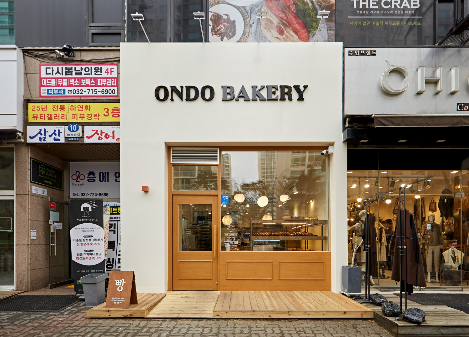 白色与木色交融的 16 平米极简主义室内设计-2