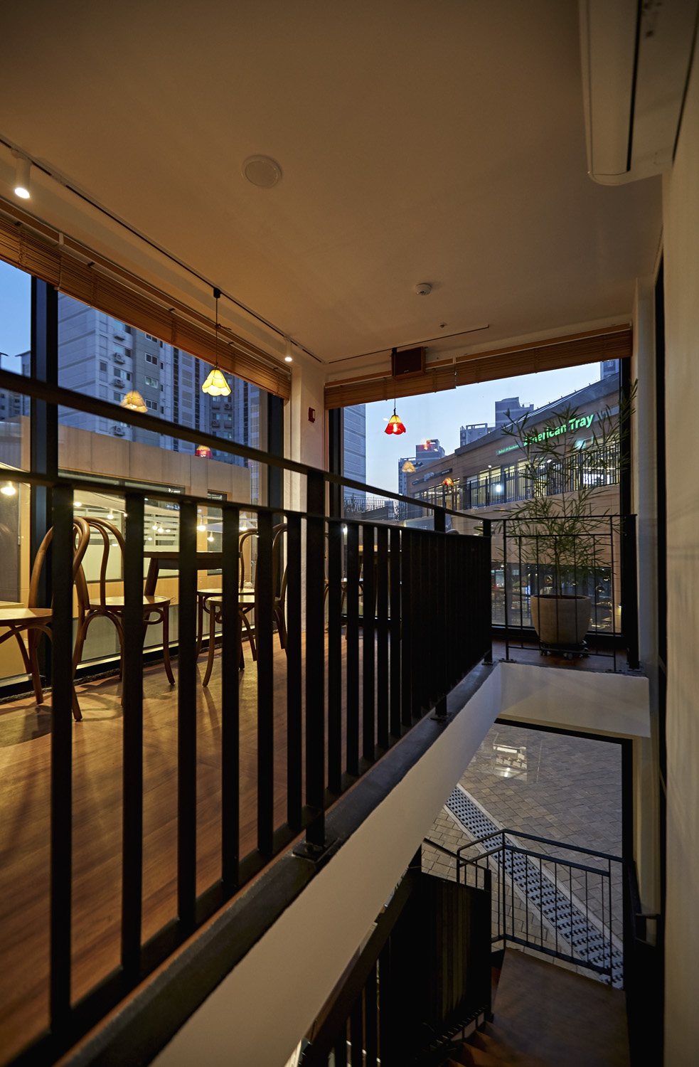 首尔 10 层咖啡厅 | 极简主义的室内设计魅力-12