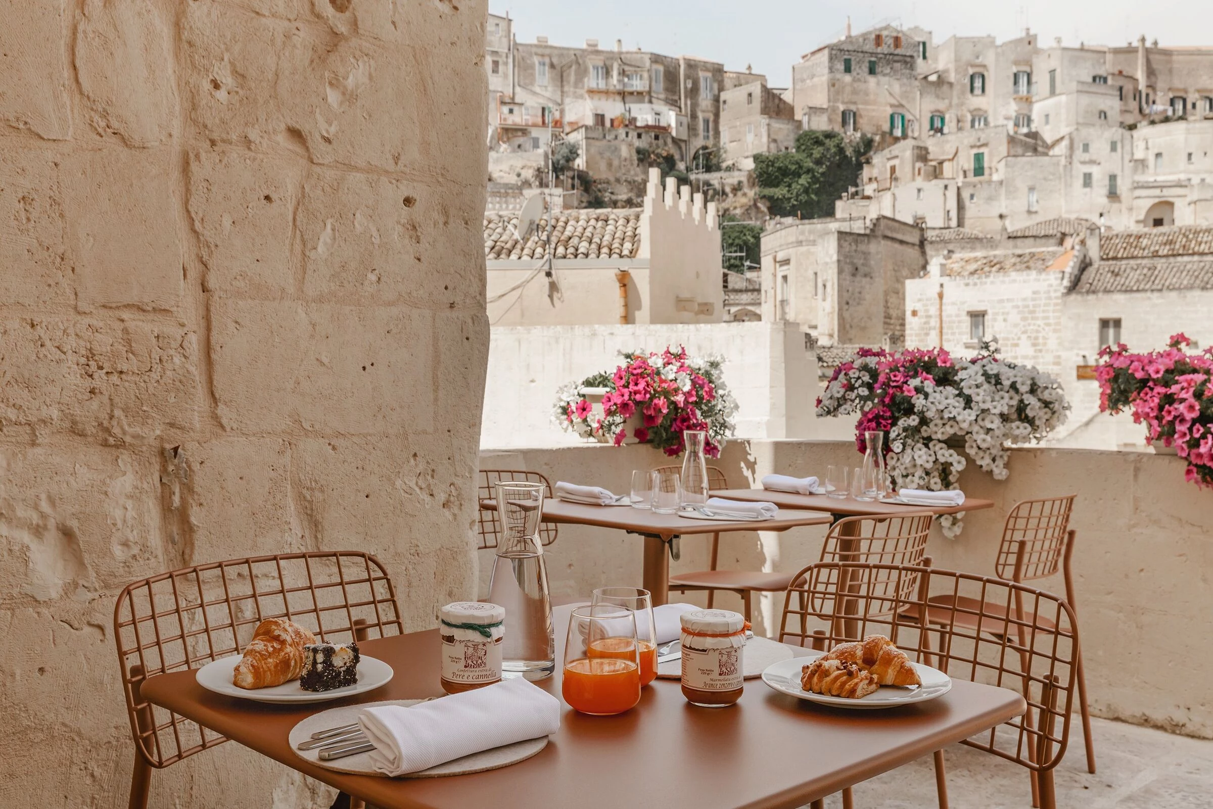 意大利古老城市中的现代早餐沙龙-17