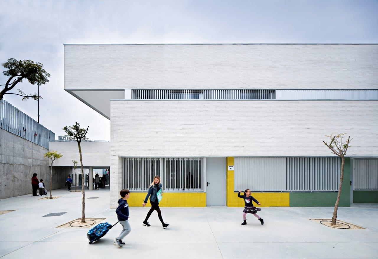 Indira Gandhi Public School · 融入地形的教育建筑-13