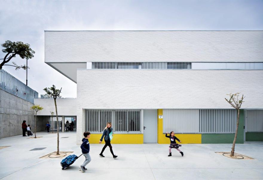 Indira Gandhi Public School · 融入地形的教育建筑-13