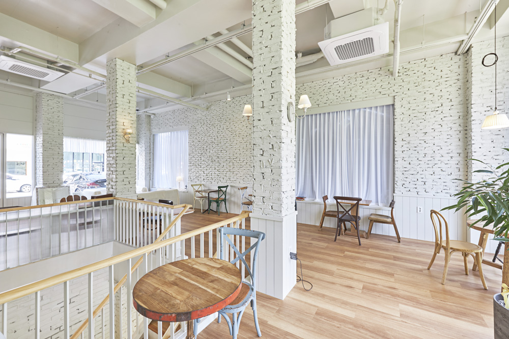 白色木纹打造舒适 50 平咖啡厅空间-16