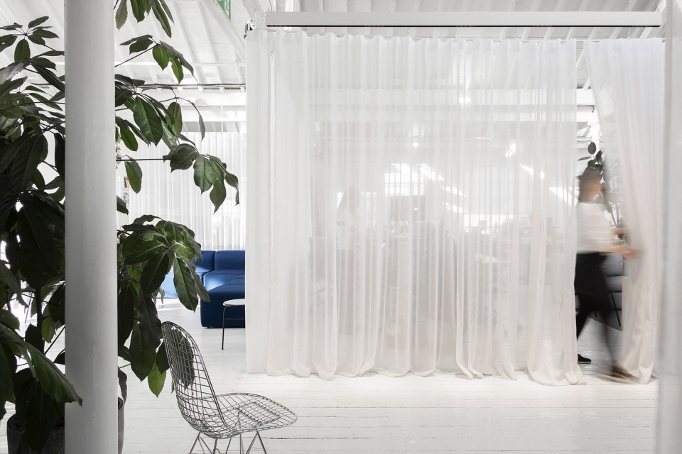 伦敦科技公司可调节式办公空间,灵活利用自然光与绿植-19