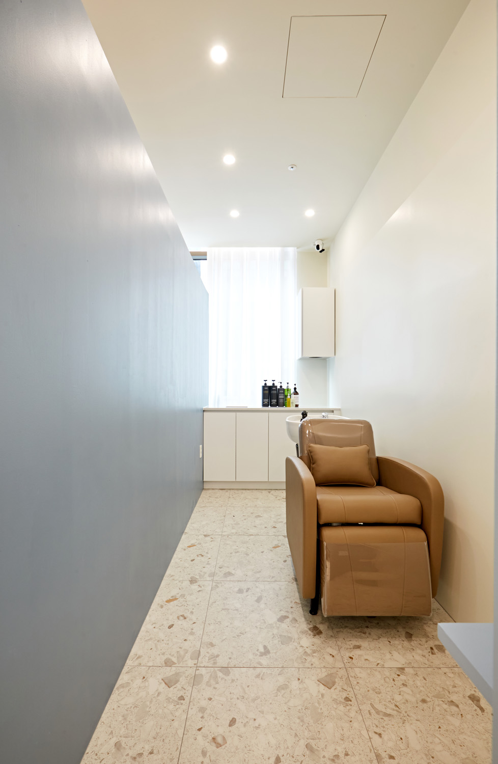 蓝色点缀的白色美容院设计-12