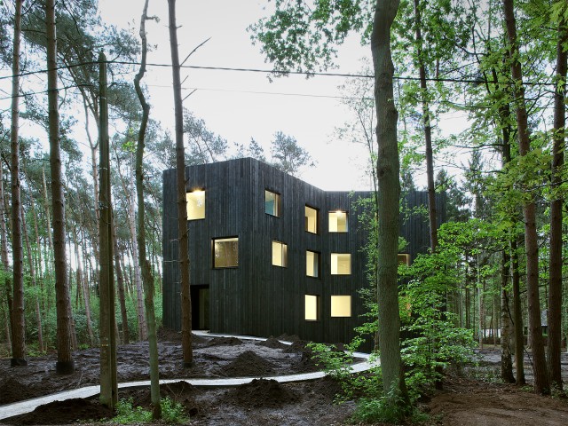 拉尔村的房子

注：aan‘t是荷兰语aan het的缩写形式，Huis aan‘t Laar可能是一个具体的地名、建筑名等，Laar可音译为拉尔 ，整体大致可理解为拉尔附近的房子 ，这里采用拉尔村的房子这种较常见的表达如果有更多背景信息，翻译会更精准 丨比利时丨51N4E（Johan Anrys等）-36