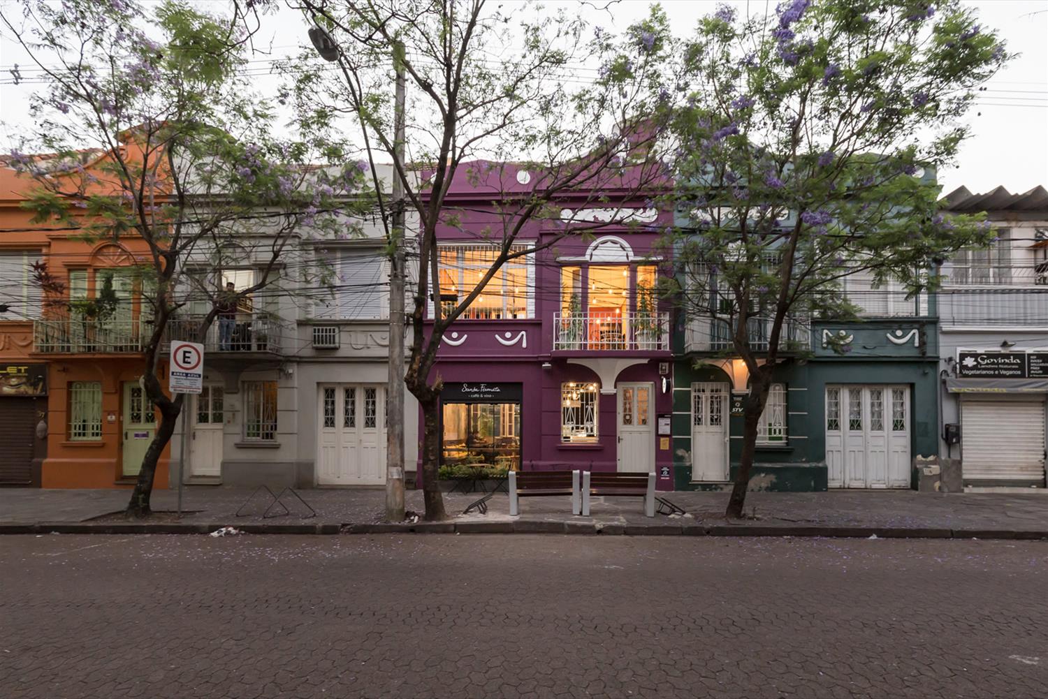 巴西历史建筑中的现代咖啡馆设计-1