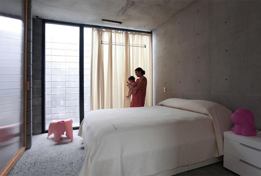 Rectangular Concrete House with an Interior Courtyard in Monterrey-32