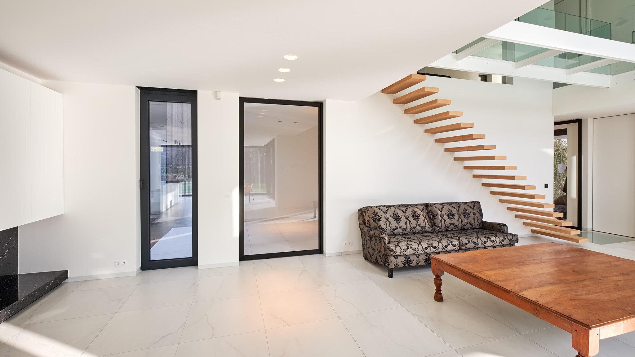 比利时现代住宅中的轻质透明旋转门设计-17