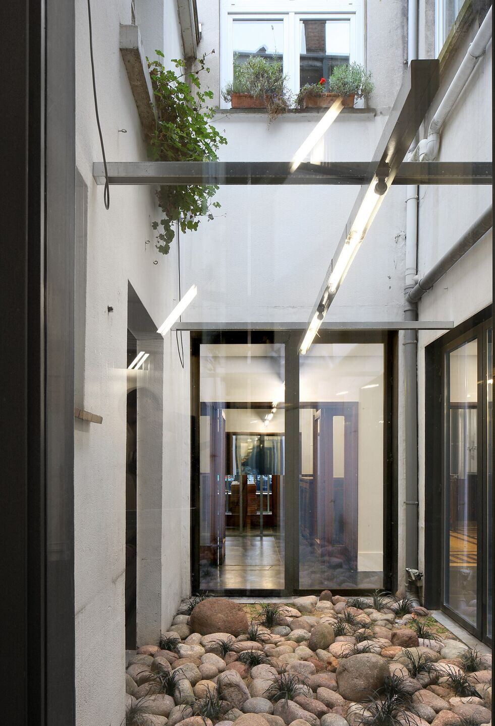 旧烘焙坊中的精美内衣店-33