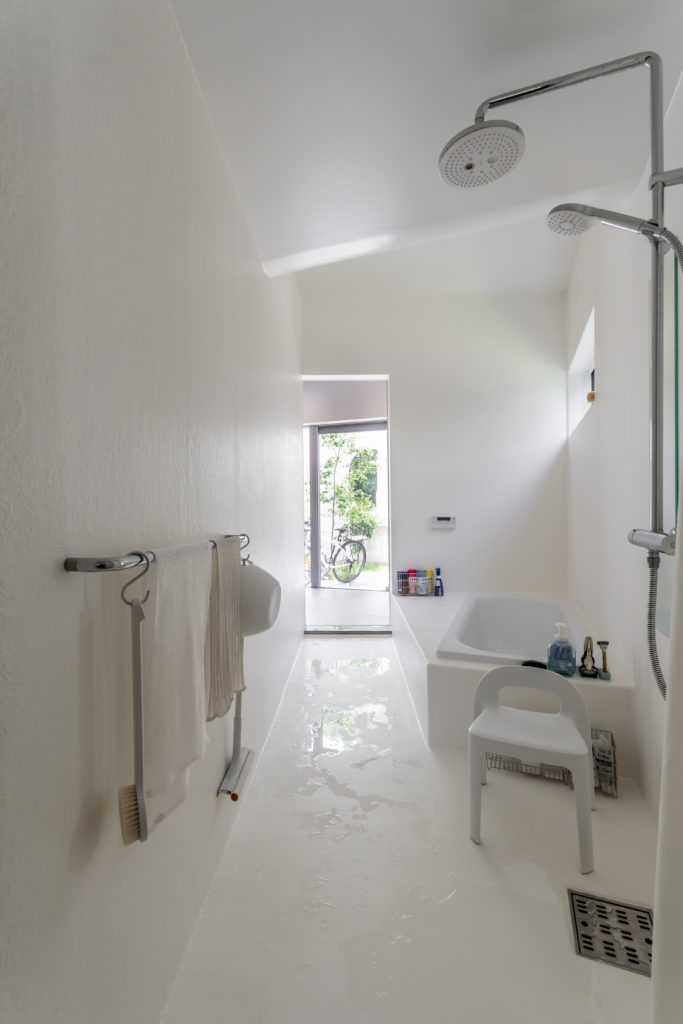 対角線上にゆるやかな階段が通る家 ５匹の犬たちとともに伸びやか、おおらかに暮らす | Architecture | 100%LiFE-11