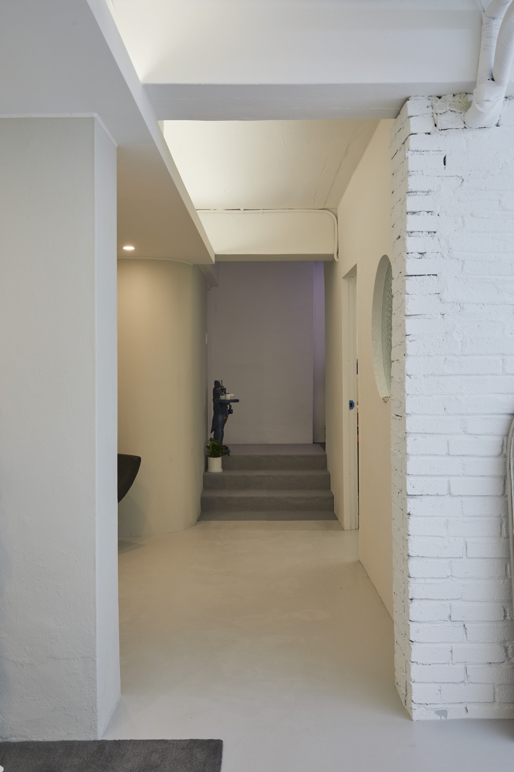 白色梦幻 | 20 平米迷你衣帽间的优雅设计-14