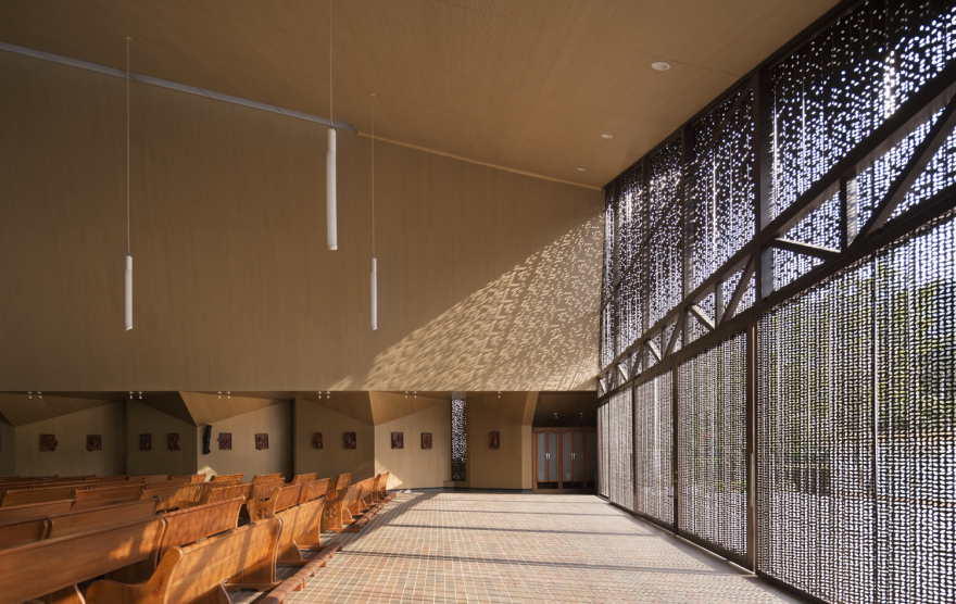 折叠屋顶下的绿意教堂-11