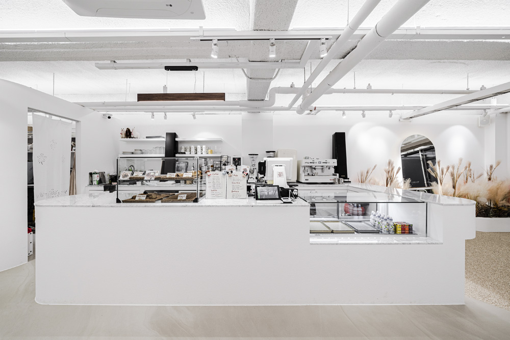 简约白色调的 Lineup Cafe-9