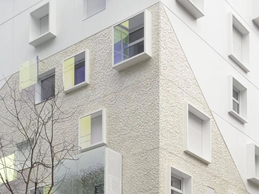 【建筑设计】住房也能出彩：装饰混凝土与幻彩玻璃的立面交响-4