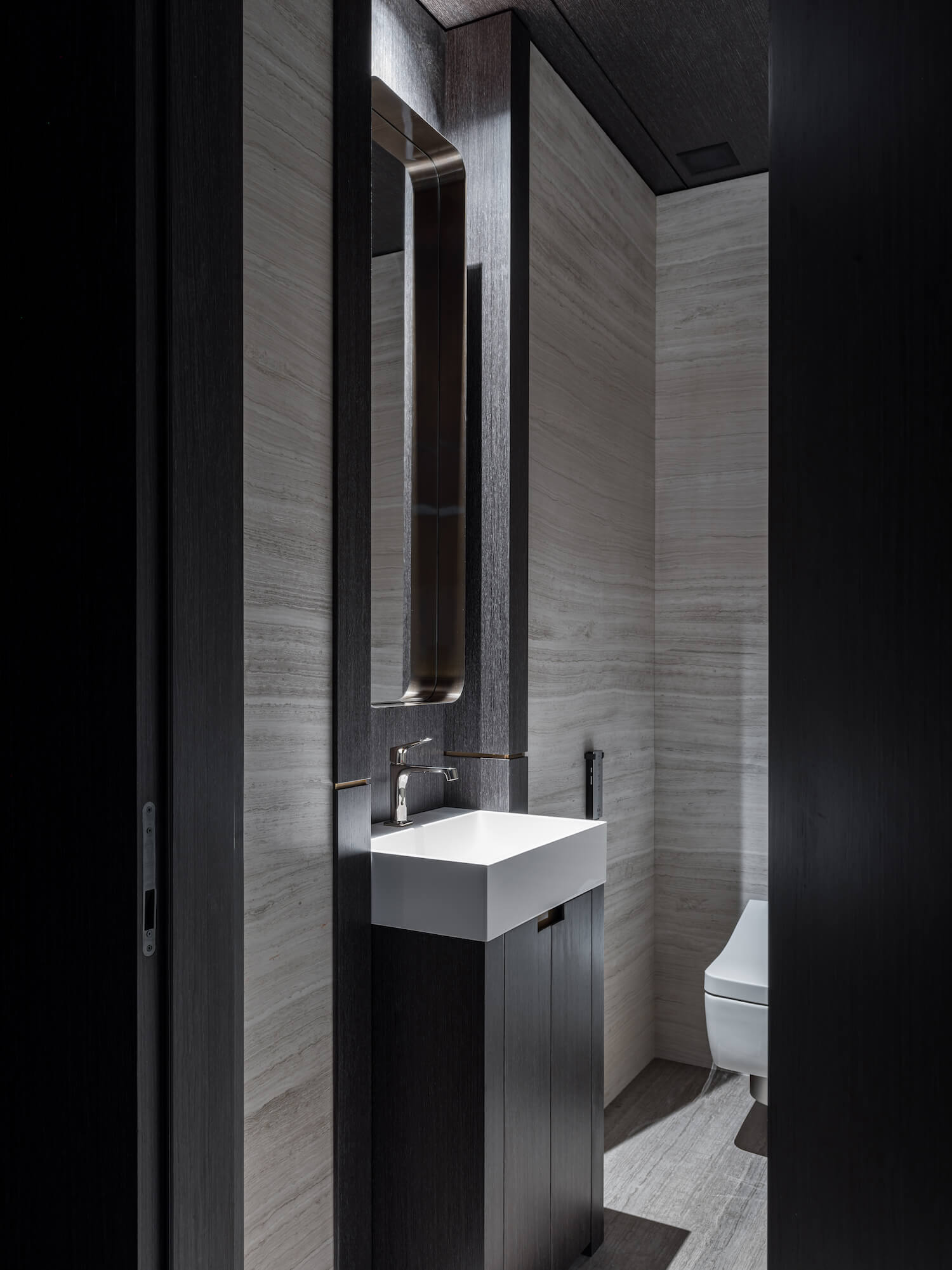 莫斯科黑色系公寓设计 既沉稳又有质感-23