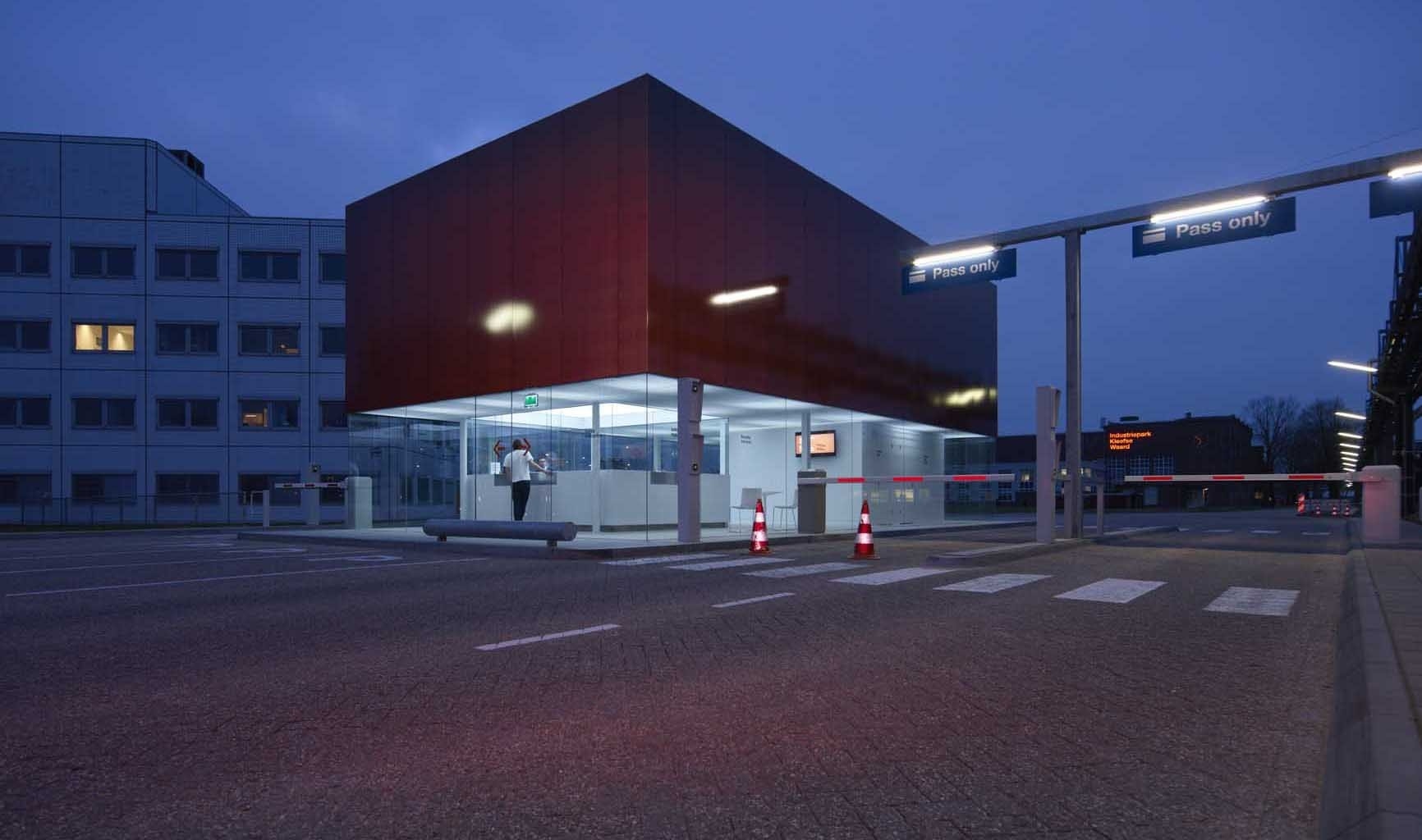 荷兰 Kleefse Waard 工业园区门卫室，极简主义设计风格脱颖而出-6