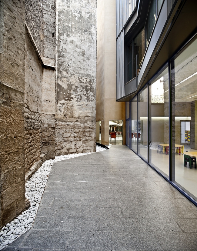 哥特区废墟重生 · 新旧对话的公共空间-38