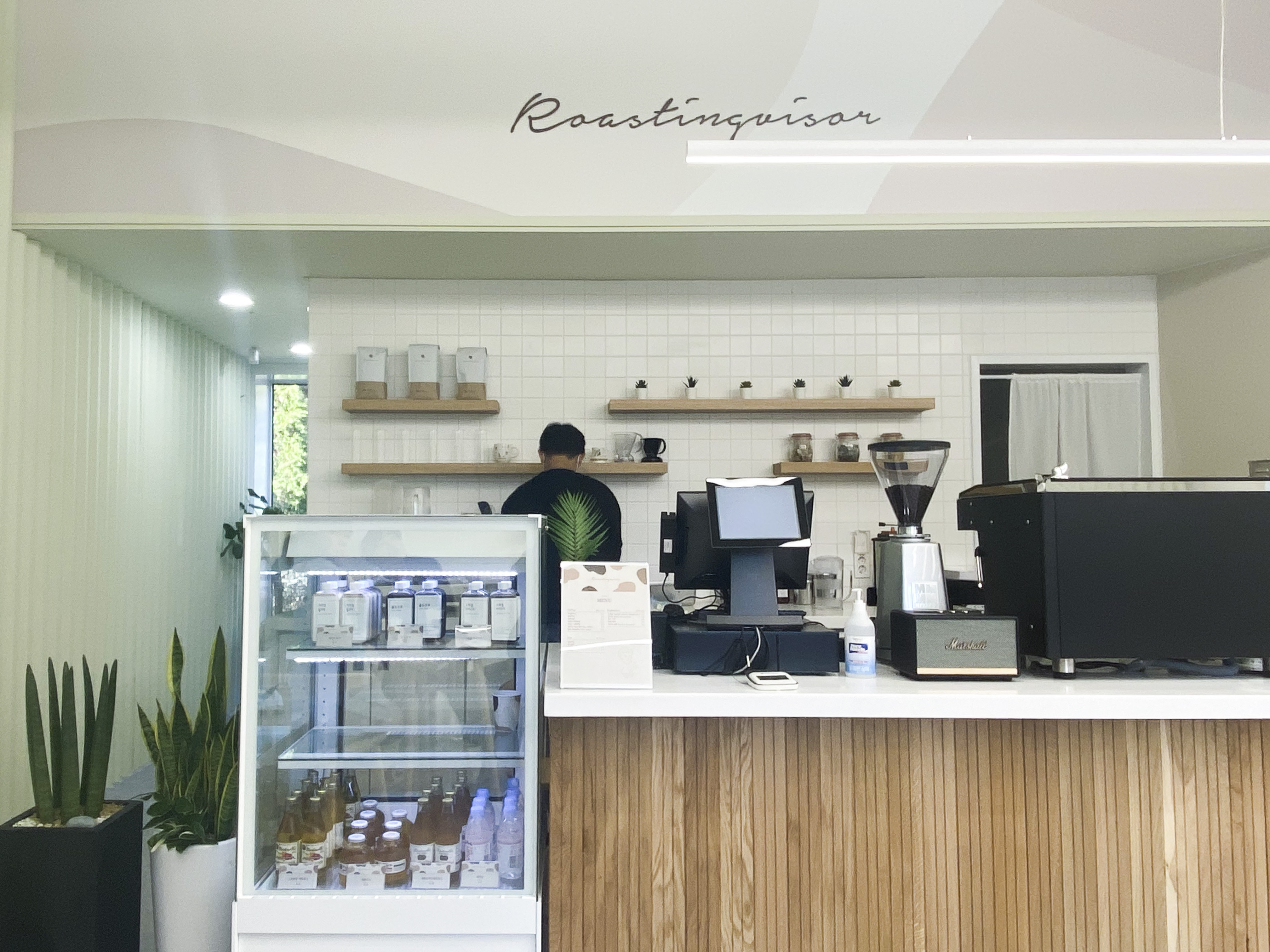 现代简约风咖啡厅，明亮照明点睛之笔-4